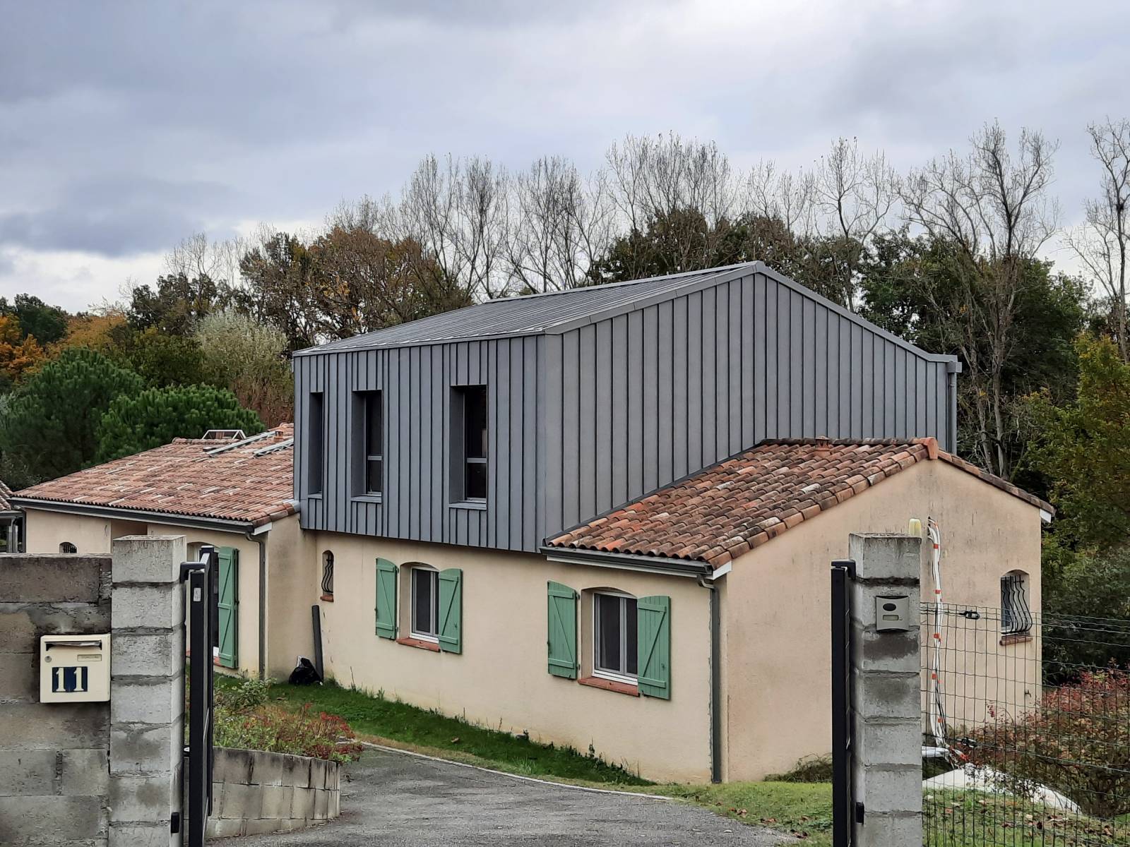 Surélévation de toiture en bois avec création d’étage habitable et gain de surface rapide à Flourens en Haute-Garonne et ses environs