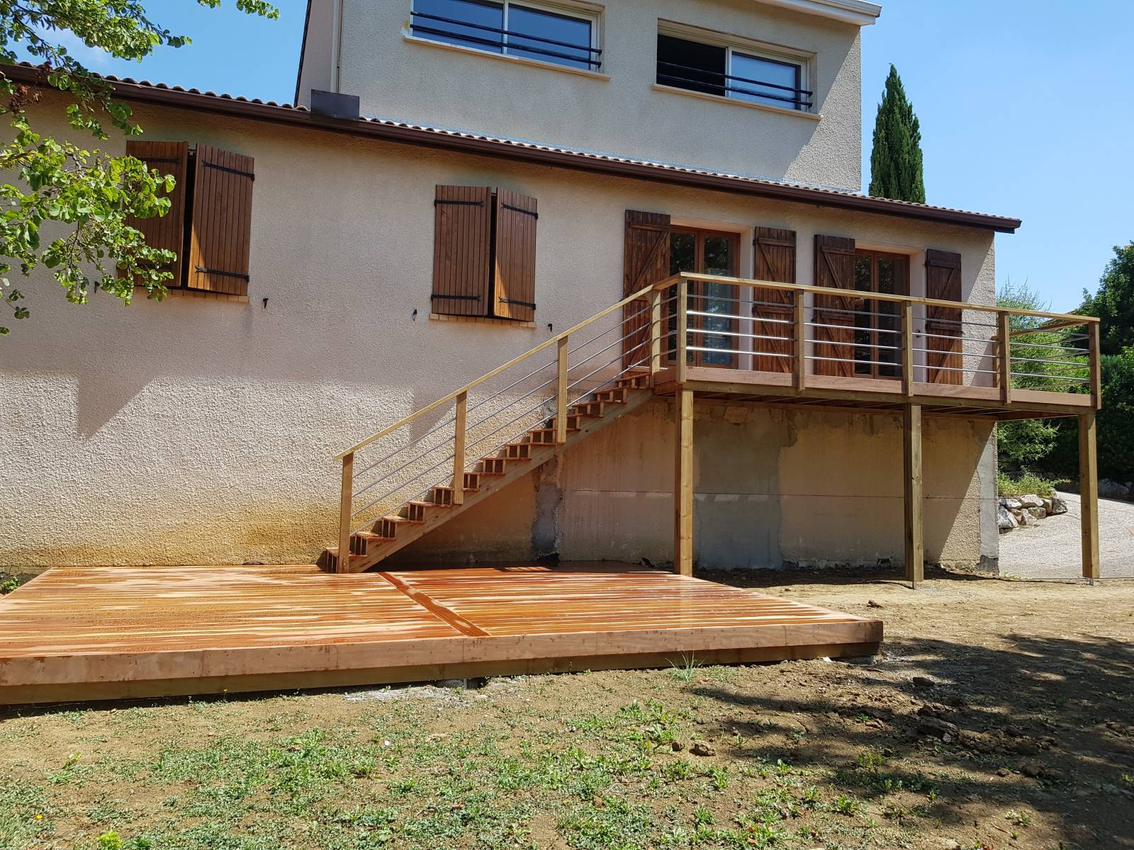 Aménagement de terrasse bois avec structure sur poteaux et garde-corps sécurisés à Flourens en Haute-Garonne et ses environs