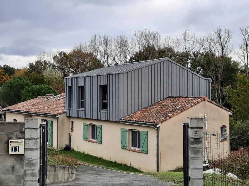 Surélévation de toiture en bois avec création d’étage habitable et gain de surface rapide à Flourens en Haute-Garonne et ses environs