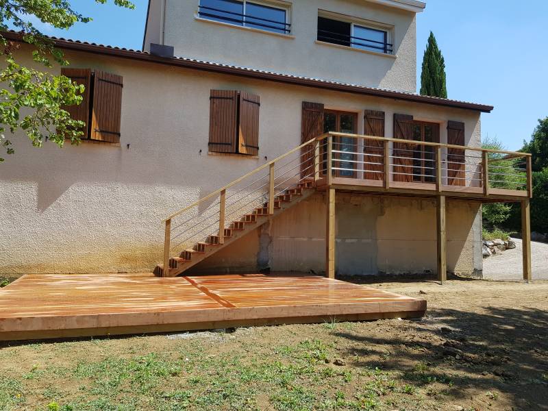Aménagement de terrasse bois avec structure sur poteaux et garde-corps sécurisés à Flourens en Haute-Garonne et ses environs