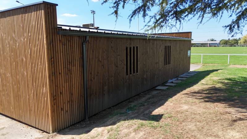 extension en bois et bac acier isolé RAL 7016