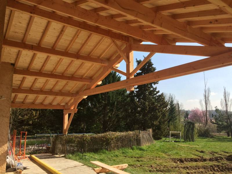Rénovation complète de charpente traditionnelle et couverture avec zinguerie en Haute-Garonne (31550) – Pose de fermes, chevrons, pannes et tuiles mécaniques