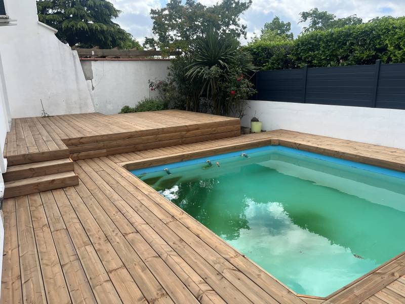 Construction de terrasse en bois sur mesure avec lames en bois local et finitions soignées à Flourens en Haute-Garonne et ses environs