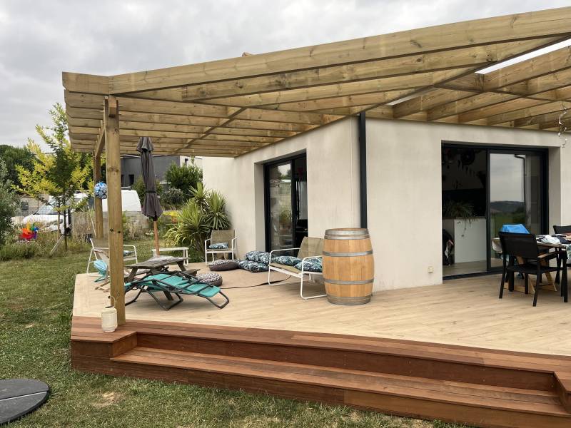 création de marche en bois pour aménager une terrasse carrelée